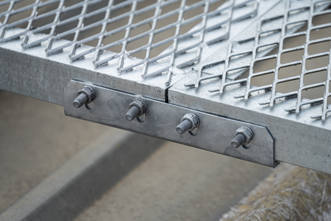 Czym różni się krata zgrzewana od prasowanej: porównanie zastosowań, wytrzymałości i ceny