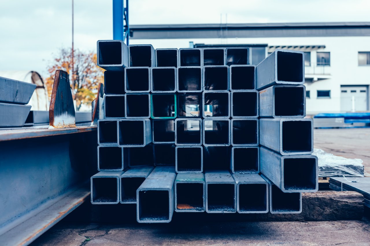 Kształtowniki kwadratowe – kilka powodów, dla których warto wykorzystać je w solidnych konstrukcjach 1 Kształtowniki kwadratowe – kilka powodów, dla których warto wykorzystać je w solidnych konstrukcjach