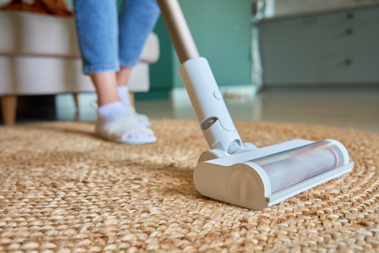 Kanapa, dywan i zasłony – tekstylia, które najbardziej wpływają na świeżość mieszkania 1 Jak odświeżyć salon bez remontu? Proste sposoby na czystsze i przytulniejsze wnętrze