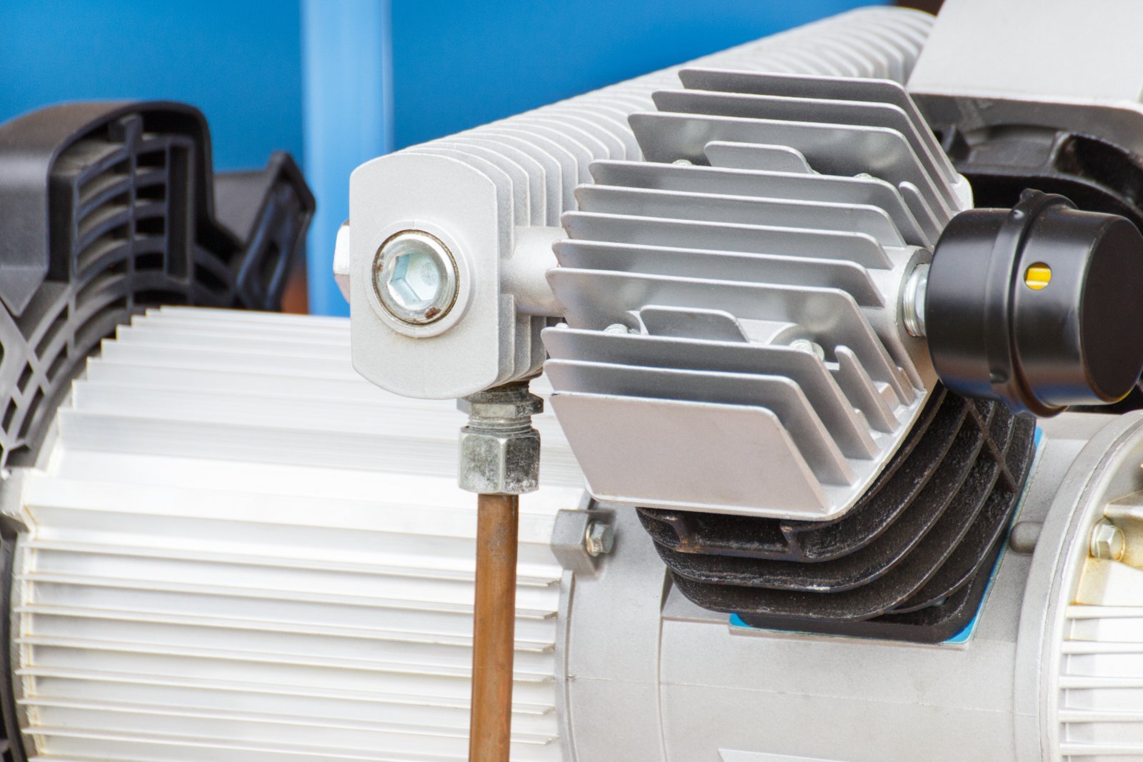 Sprężarki śrubowe zmiennooobrotowe - jak ograniczyć koszty sprężonego powietrza bez utraty wydajności? 1 detailed air compressor with ribbed metal and tubi 2026 03 10 01 58 37 utc